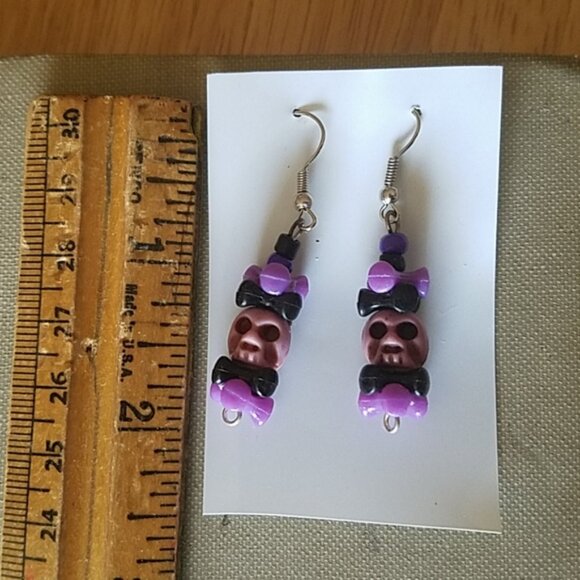 Macabre Multipack! Two pairs of earrings and 3 pinback buttons - 7 gothy pieces - Picture 6 of 9